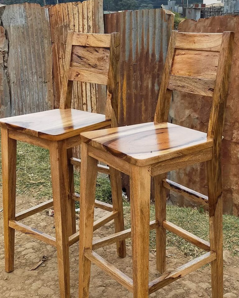 Mango wood chairs of a kitchen island